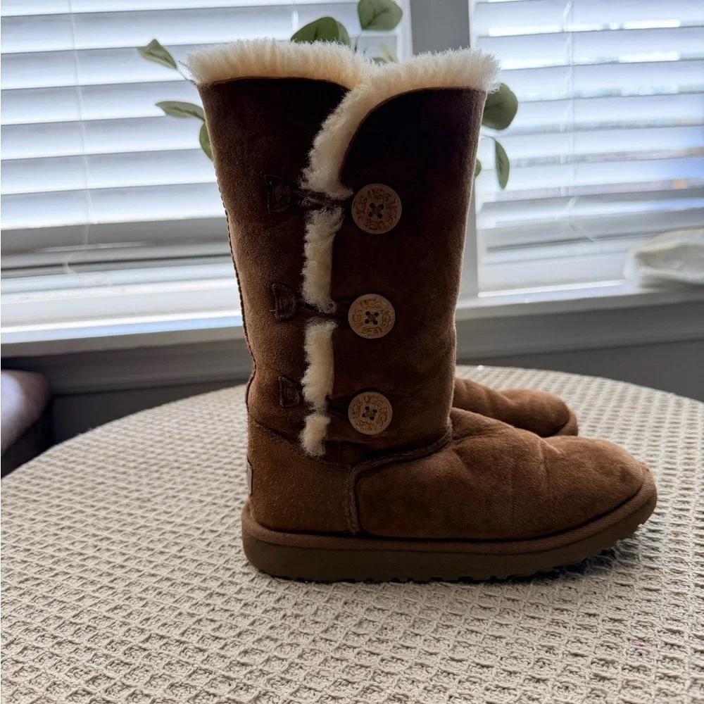 UGG Australia K Bailey Button Triplet 1962 K Chestnut Girl Size 3